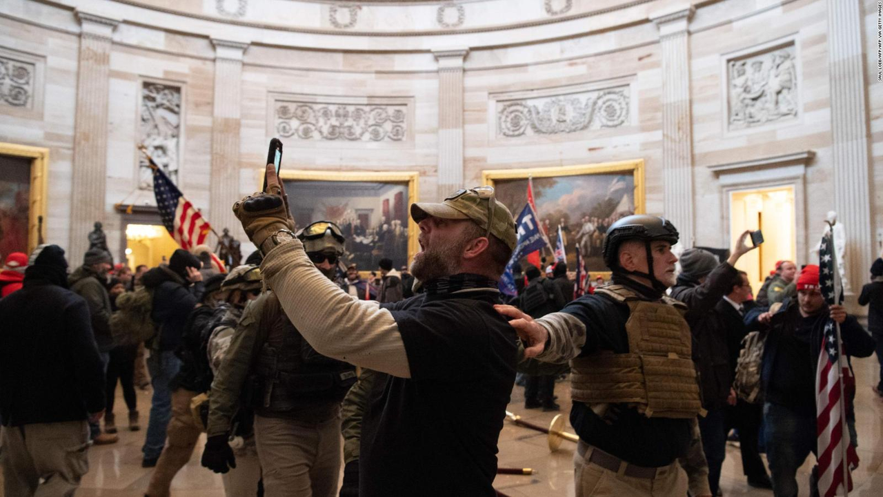 Los agitadores trumpistas durante el asalto al Capitolio de EE UU el 6 de enero. / CNN