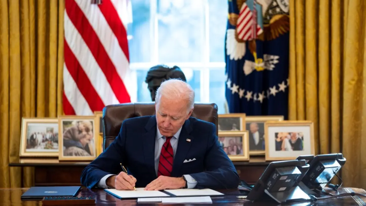 El presidente de EE UU, Joe Biden, firmando decretos en el Despacho Oval de la Casa Blanca. / CNN