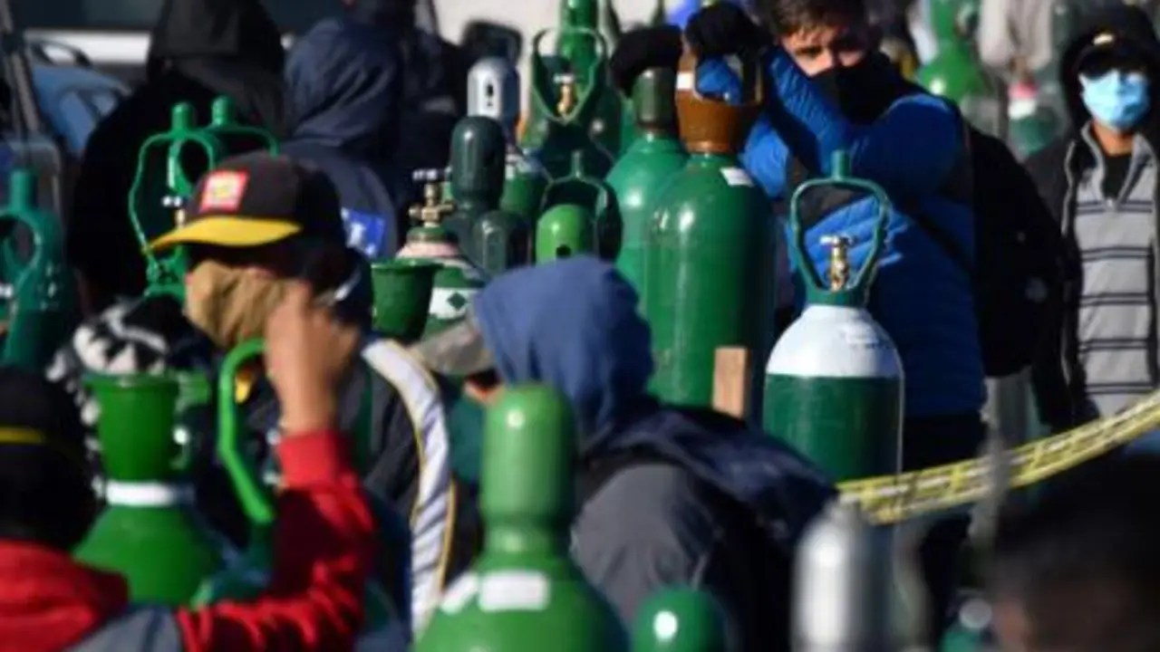 J&oacute;venes haciendo fila para comprar ox&iacute;geno para sus familiares enfermos de covid-19. / BBC