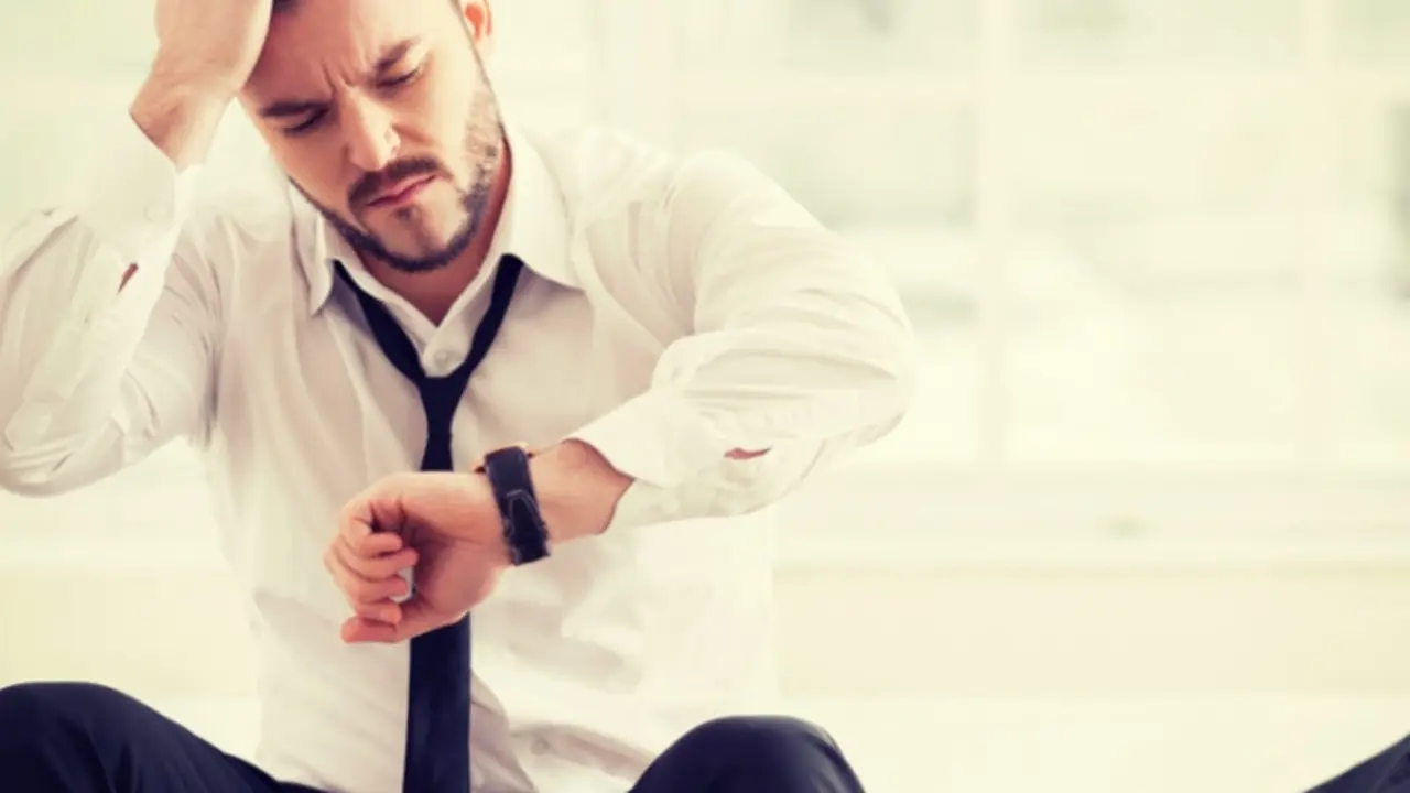 Un hombre preocupado viendo su reloj. / Pexels.
