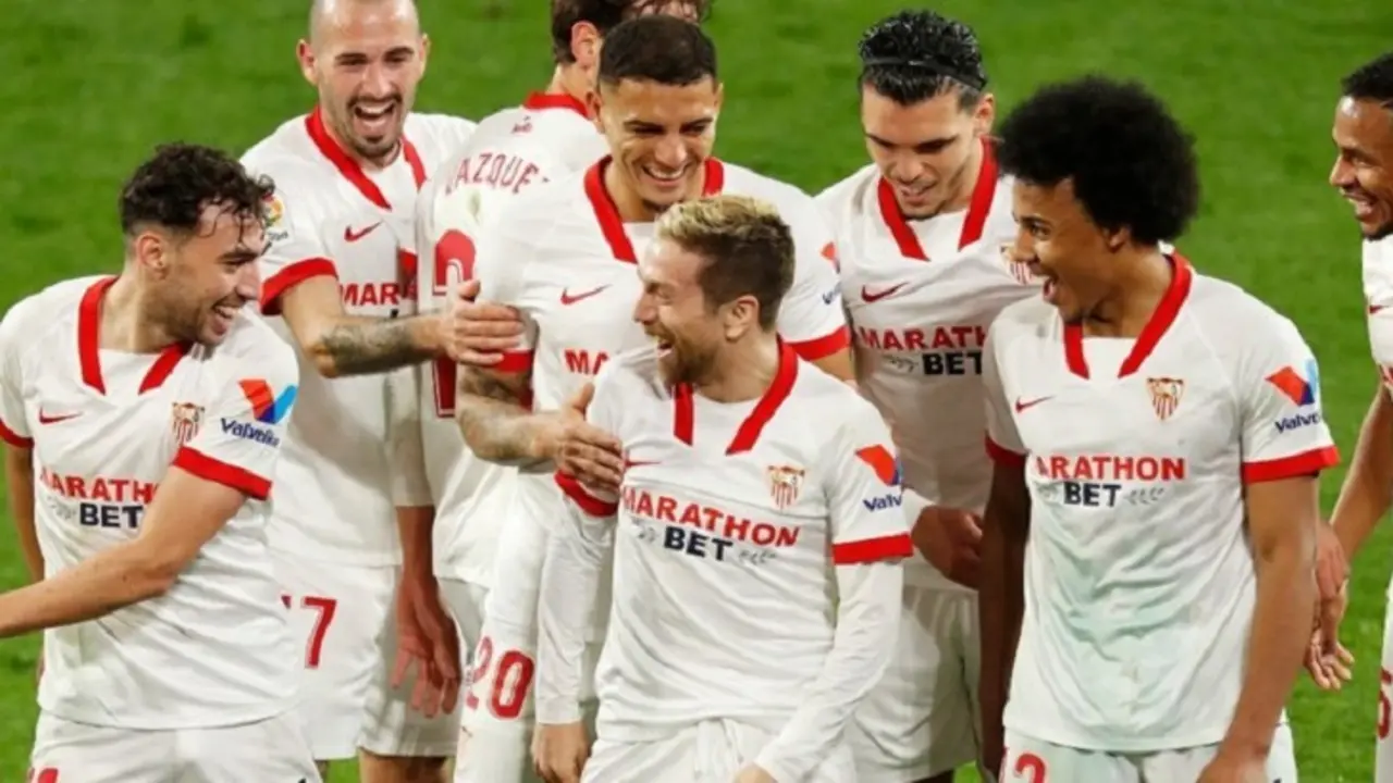 Papu G&oacute;mez y Munir celebran los goles junto a sus compa&ntilde;eros - RR.SS.
