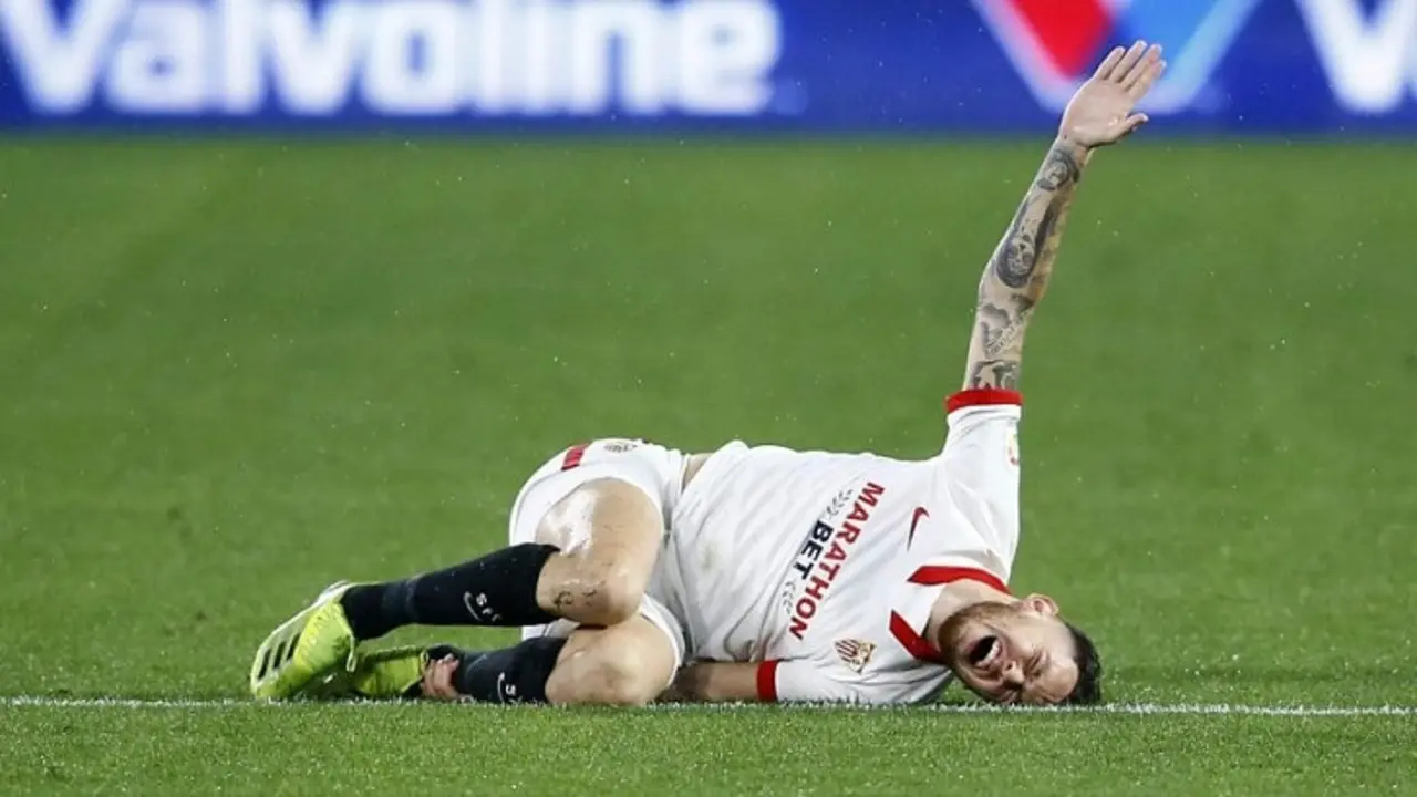 Lucas Ocampos, tras sufrir la fuerte entrada en el partido. /  RR.SS.