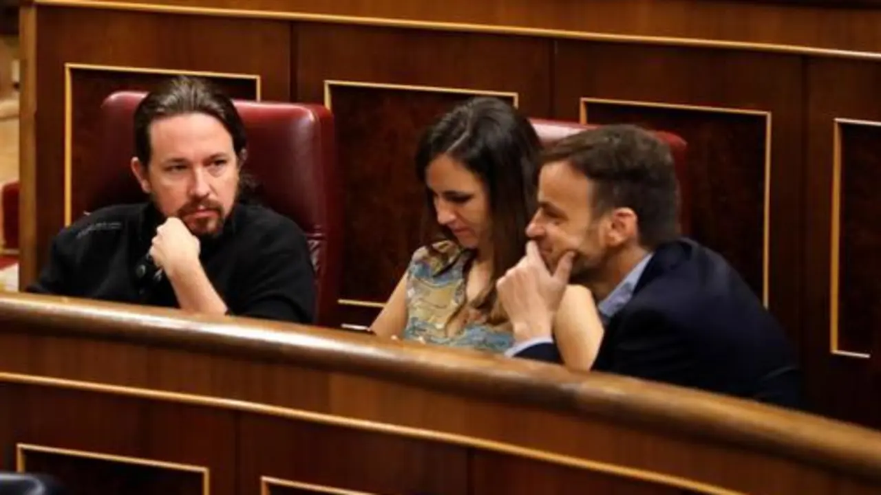 El l&iacute;der de Podemos y vicepresidente segundo del Gobierno, Pablo Iglesias (izquierda) junto a dos diputados aliados en el Congreso espa&ntilde;ol. / RR SS