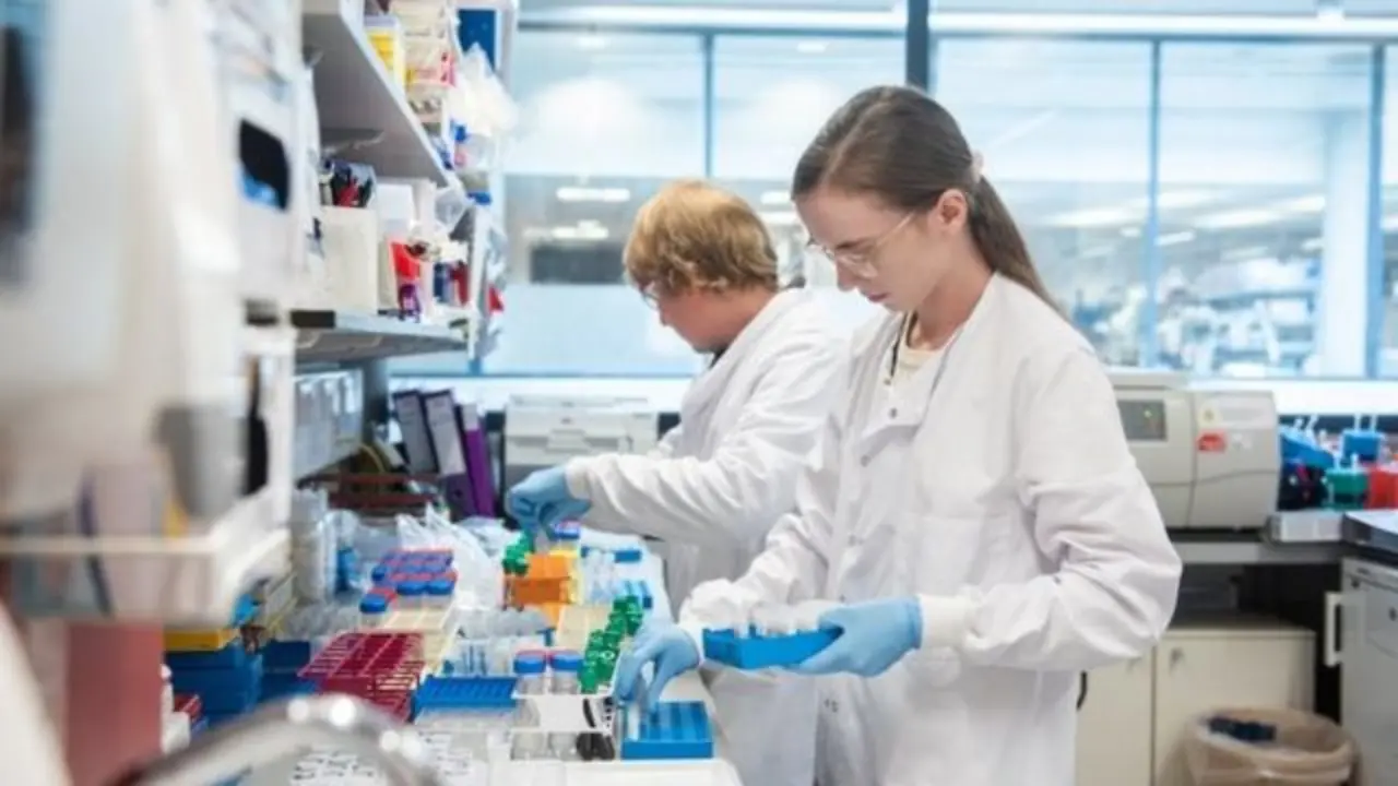 Una investigadora en un laboratorio de la Universidad de Oxford, Inglaterra (Reino Unido). / BBC