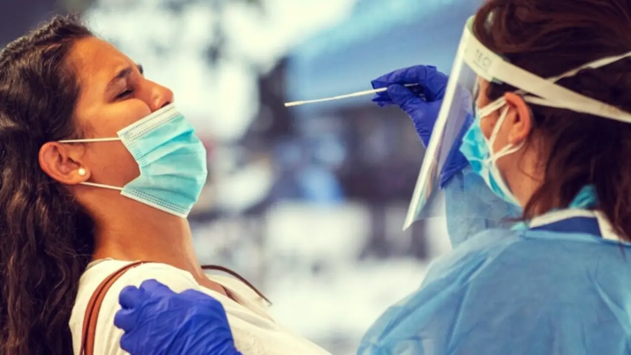 Una mujer recibiendo el test de coronavirus. Twitter.