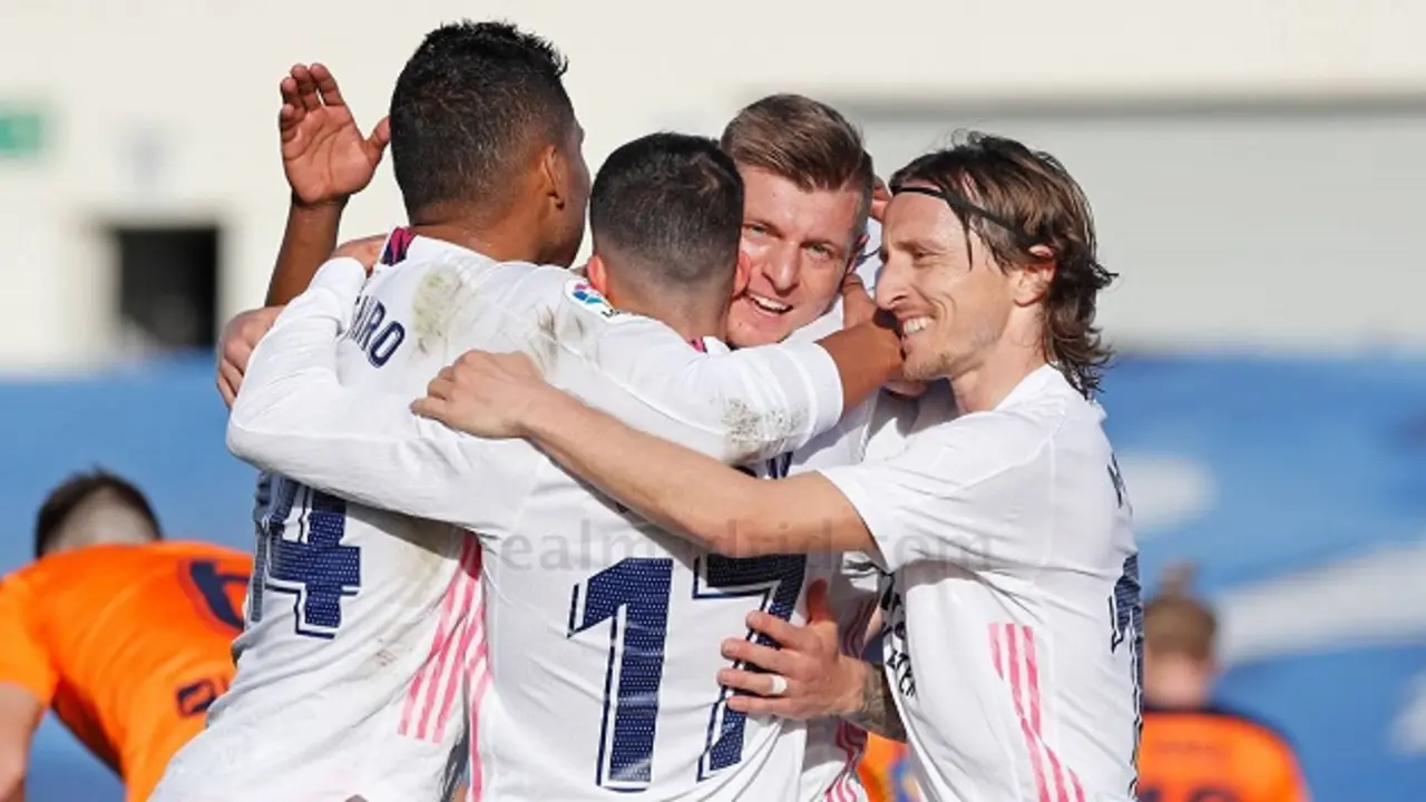 Toni Kroos, celebra con sus compa&ntilde;eros. realmadrid.com