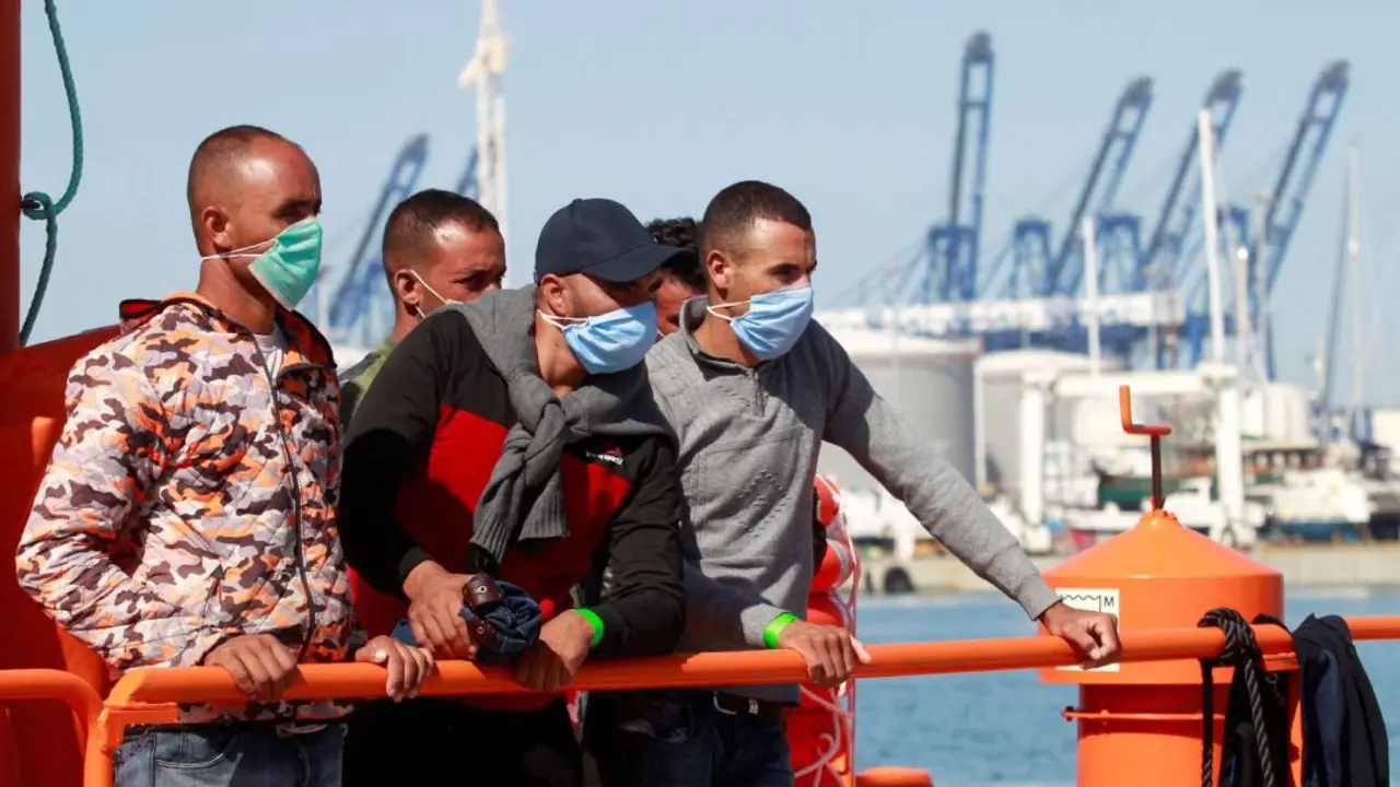 Un grupo de inmigrantes &aacute;rabes rescatados en el Canal de La Mancha, entre Francia y el Reino Unido. / Sky News