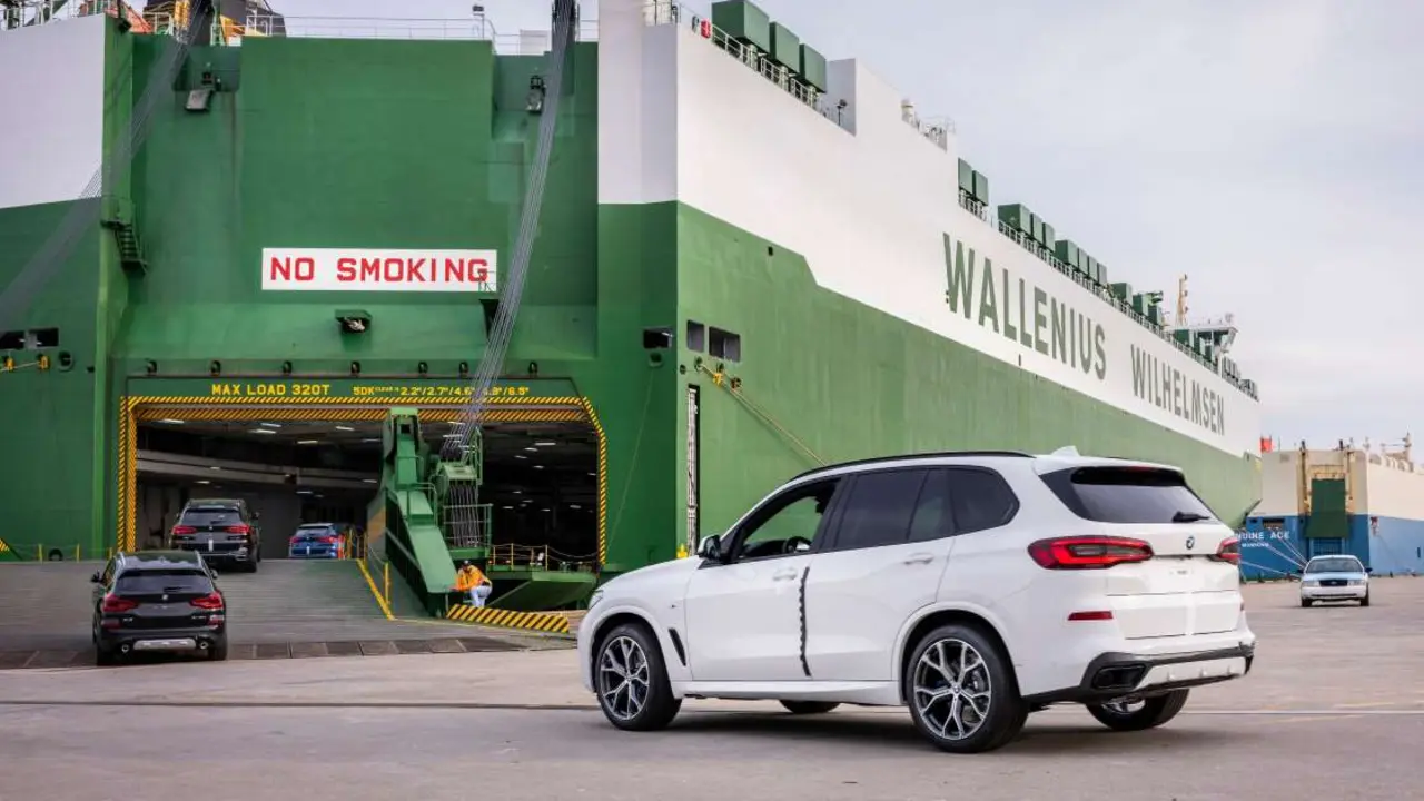 Un coche de BMW a punto de ser embarcado en un buque de exportaci&oacute;n en Nueva York. / MSN.com