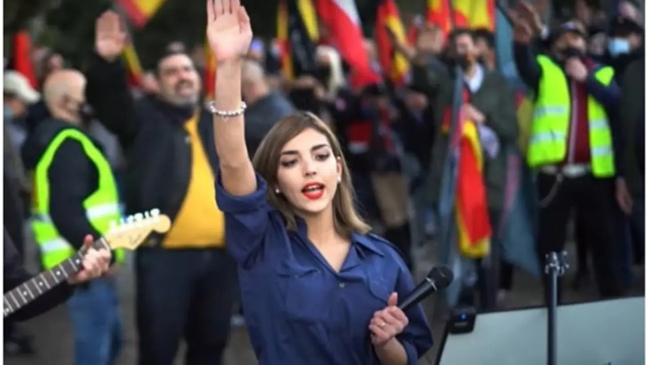 Isabel Medina Peralta ofrece un discurso en el homenaje a los ca&iacute;dos de la Divisi&oacute;n Azul. / RR SS