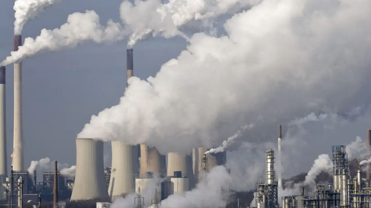 La atm&oacute;sfera sigue siendo afectada por las emulsiones de CO2 emanados por las empresas. / Mundiario