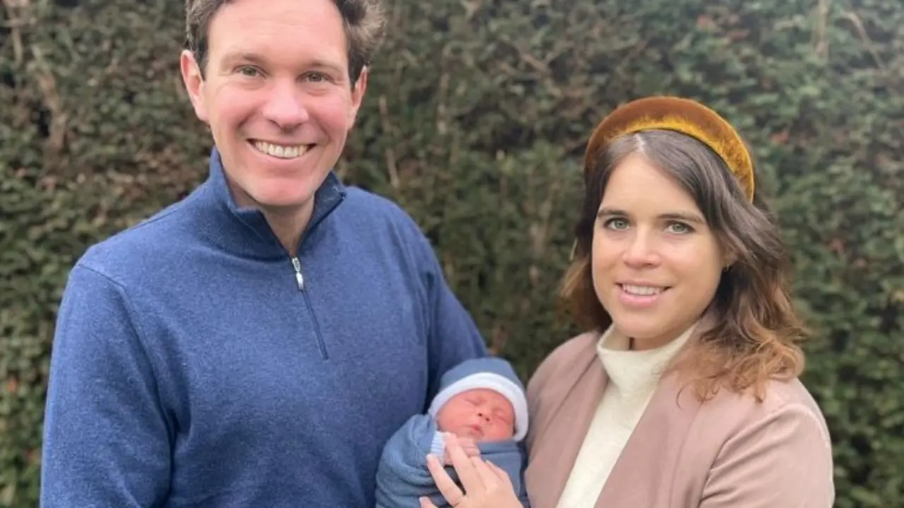 Jack Brooksbank junto a su hijo August y la princesa Eugenia. Instagram.