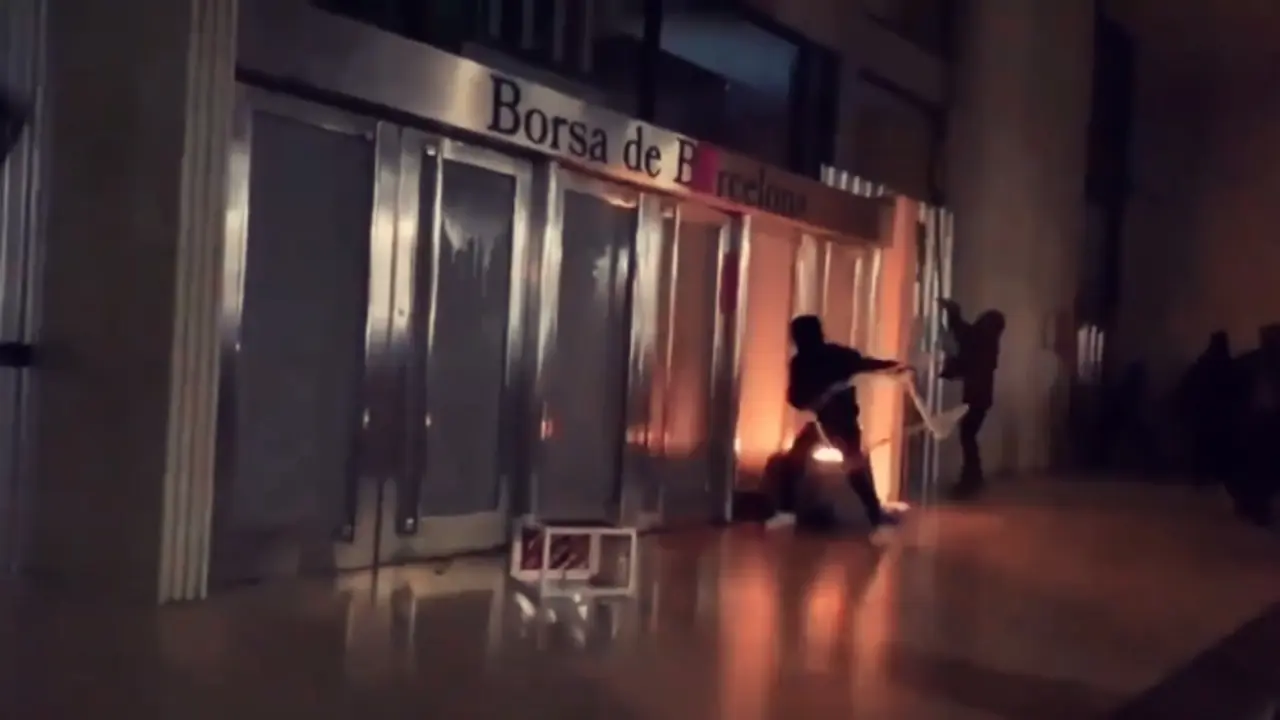 Manifestantes atacando la Bolsa de Barcelona. / Twitter