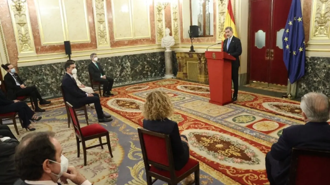 El Rey asistió, junto a los representantes de los máximos poderes institucionales, al acto que conmemor&oacute; el 40 aniversario del 23-F de 1981. / Mundiario