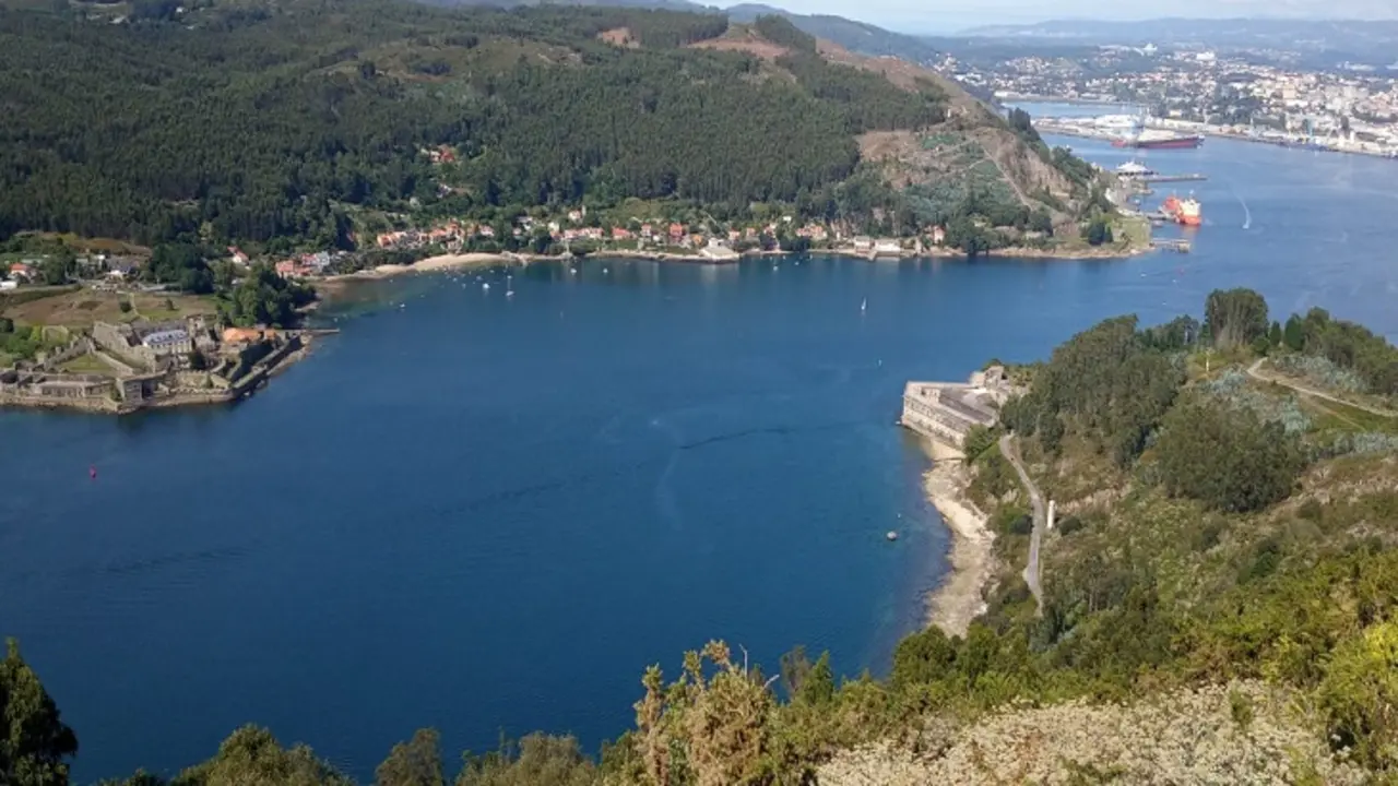Na entrada da r&iacute;a de Ferrol est&aacute;n as fortificaci&oacute;ns defensivas do Castelo de San Felipe e o de A Palma.
