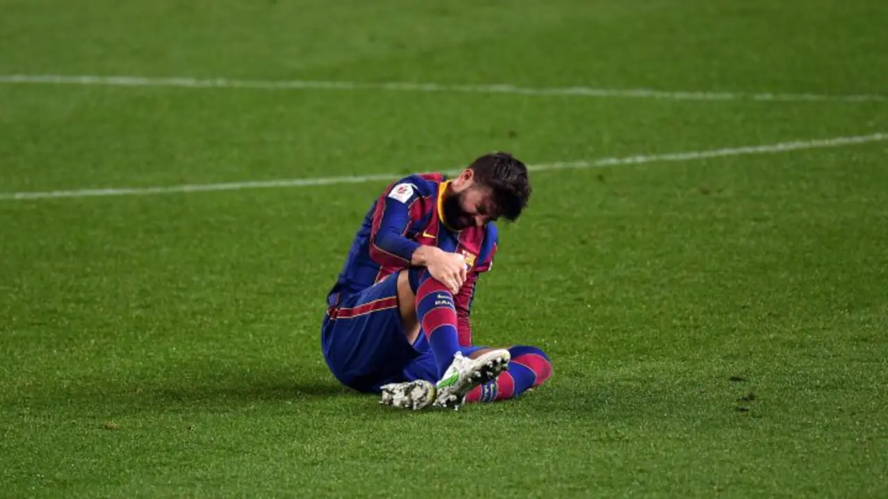 Piqu&eacute;, se toma la rodilla derecha con gesto de dolor. RR.SS