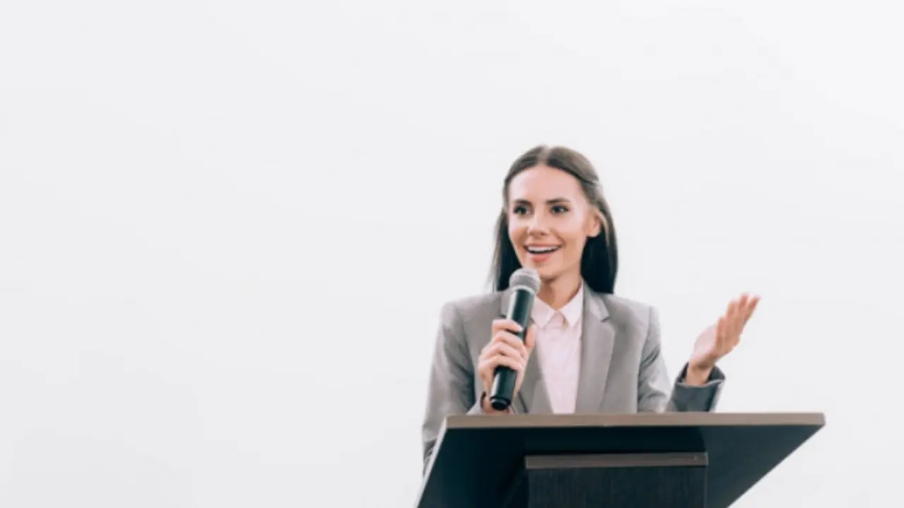 Una mujer dando un discurso. / Pexels.