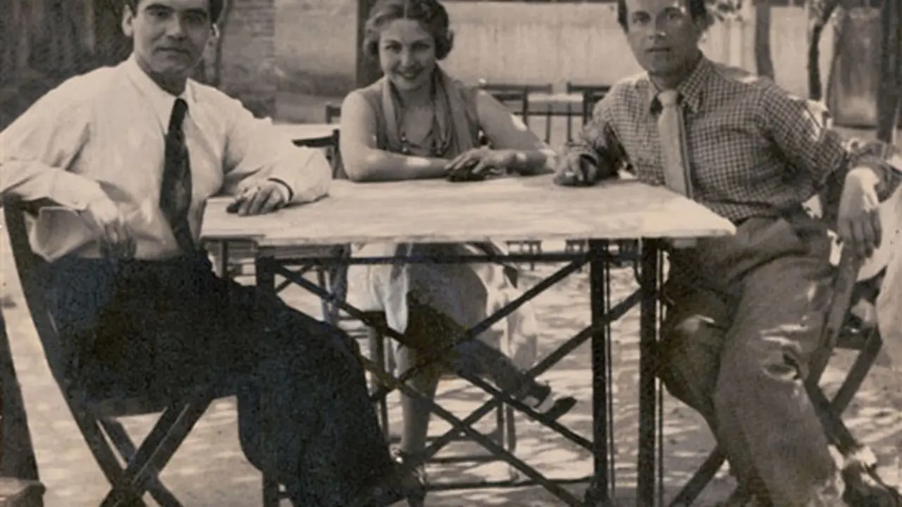 Rafael Alberti con Mar&iacute;a Teresa Le&oacute;n y Federico Garc&iacute;a Lorca, en un merendero de Cuatro Caminos, en 1934.