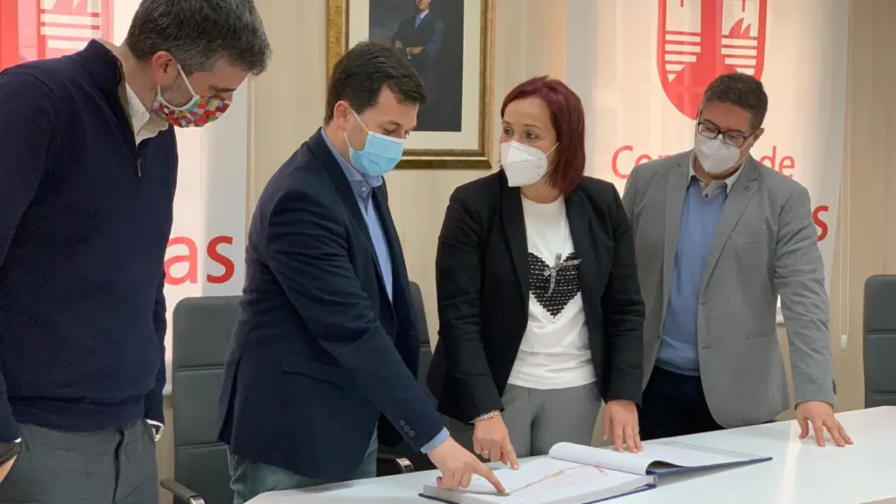 Gonzalo Caballero y la alcaldesa de Camariñas, Sandra Ínsua. / PSdeG-PSOE