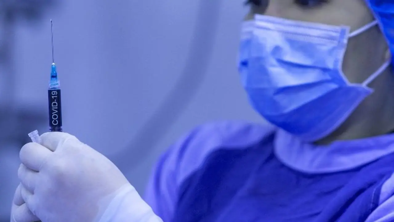 Trabajadora sanitaria vacuna contra la Covid-19 en Argentina. / Mundiario.