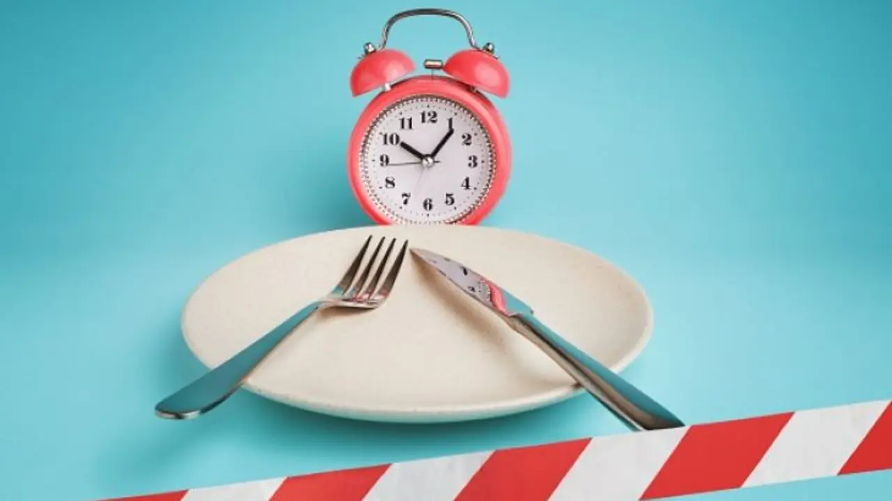 Reloj, despertador, plato y cubiertos/ Freepik