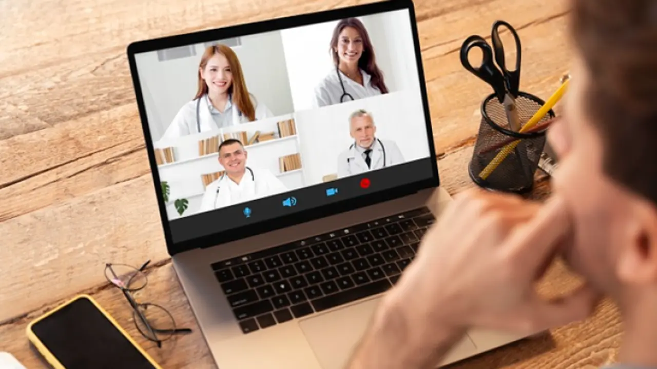 Usuarios realizan videollamada online/ Freepik