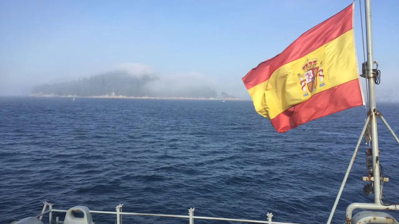 La bandera de Espa&ntilde;a en un barco. / Twitter