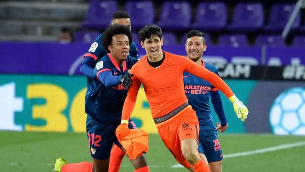 Bono, portero del Sevilla marc&oacute; el gol del empate frente al Valladolid. / Sevillafc.es