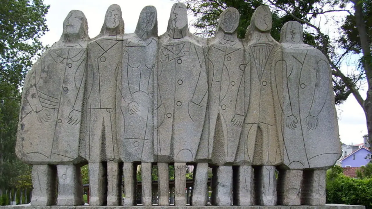Monumento a los emigrantes en Oleiros (A Coruña). / Wikipedia