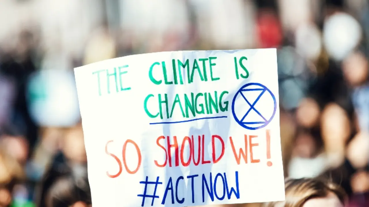 Un cartel en una protesta contra el cambio clim&aacute;tico. Pexels Markus Spiske