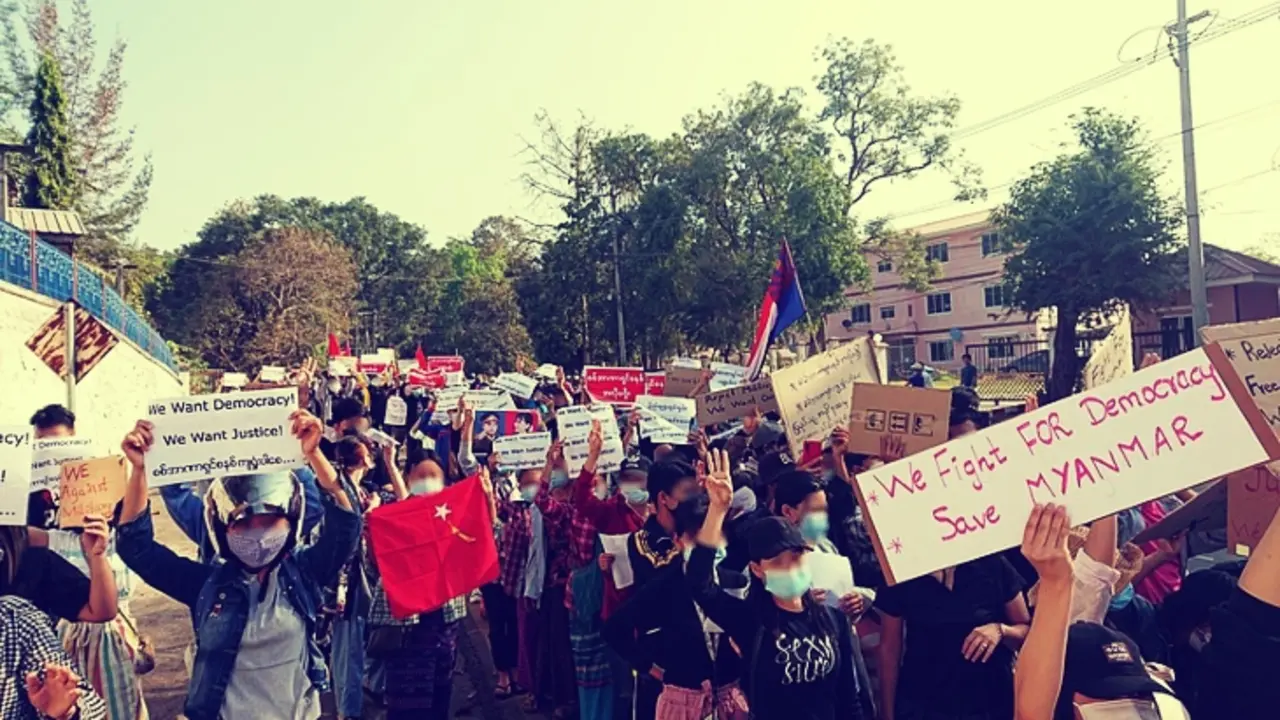 Protesta contra el golpe militar en Myanmar. Creative Commons Ninjastrikers