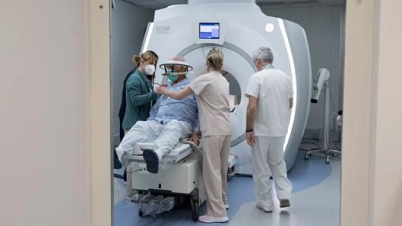 M&eacute;dicos preparan a un paciente. / CHUS