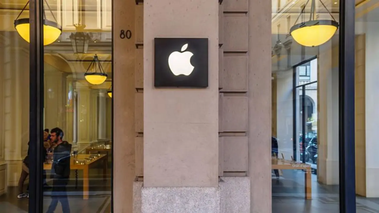 Personas dentro de una tienda de Apple. / Unplash Alexander Schimmeck