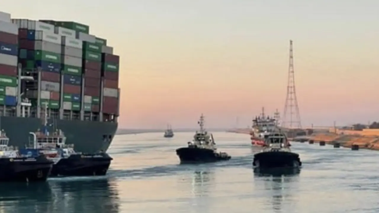 Trabajos para desencallar el Ever Given. / Autoridad Portuaria de Suez
