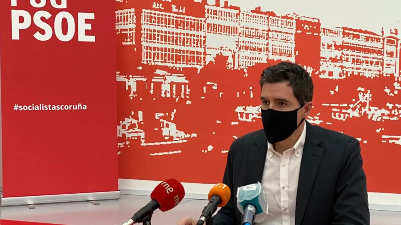 Pablo Arang&uuml;ena en rueda de prensa en la Agrupaci&oacute;n Socialista Coru&ntilde;esa. / PSdeG-PSOE