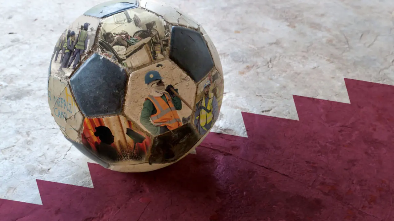 Bal&oacute;n de f&uacute;tbol de la campa&ntilde;a de denuncia contra Qatar 2022. / Mundiario