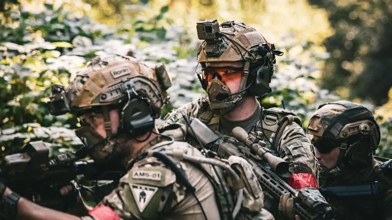 Dos hombres con equipos militares. / Archivo..