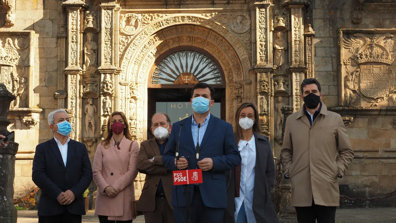 Gonzalo Caballero con Xoaqu&iacute;n Fern&aacute;ndez Leiceaga y los viceportavoces del PSdeG en el Parlamento de Galicia. / PSdeG-PSOE