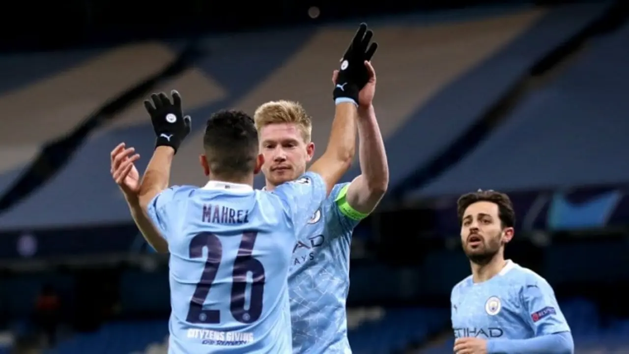 De Bruyne y Mahrez celebran el gol anotado por el belga. / TyC