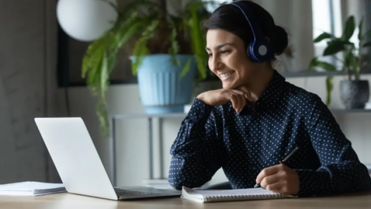 Una mujer en su teletrabajo. / Unplash