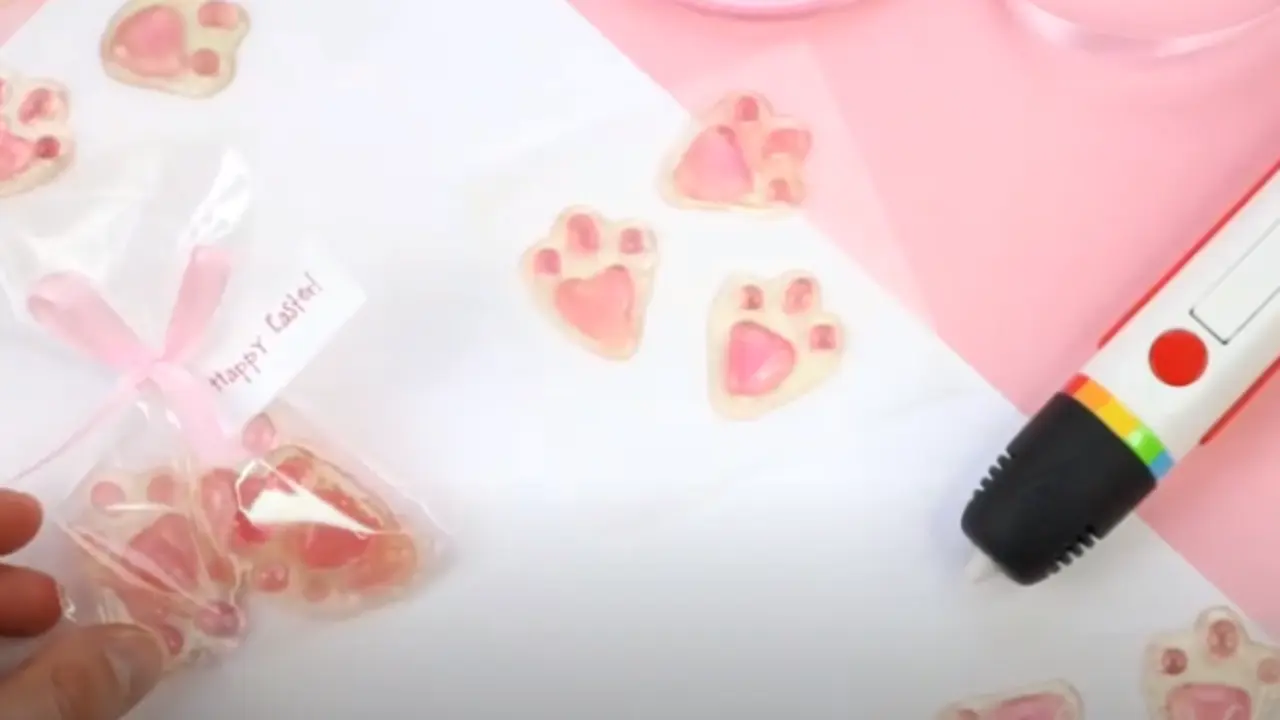 Figura de caramelos junto a un L&aacute;piz Polaroid CandyPlay 3D. / Captura de video Youtube.