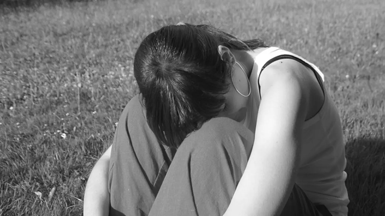 Mujer triste en posici&oacute;n fetal./ Amaya Eguizabal en Pixabay.