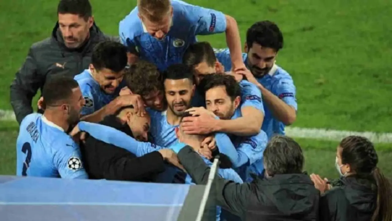 Pep Guardiola celebra con sus jugadores el triunfo y la clasificaci&oacute;n. / Twitter