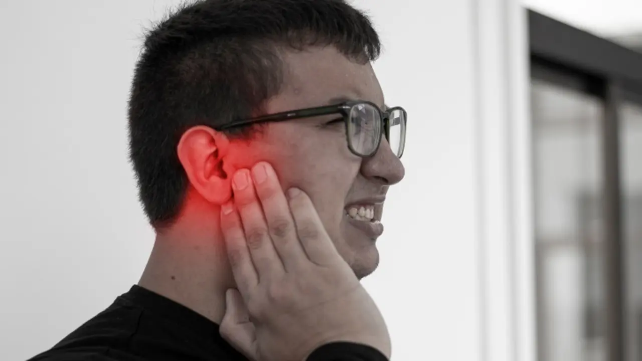 Ruidos en los o&iacute;dos. UGR Comunicaci&oacute;n
