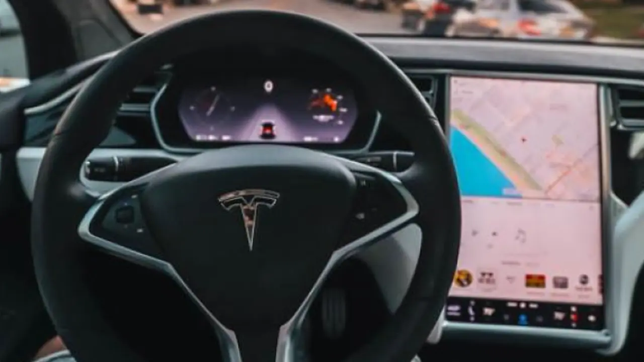 Parte interior de un coche Tesla. / Pexels.