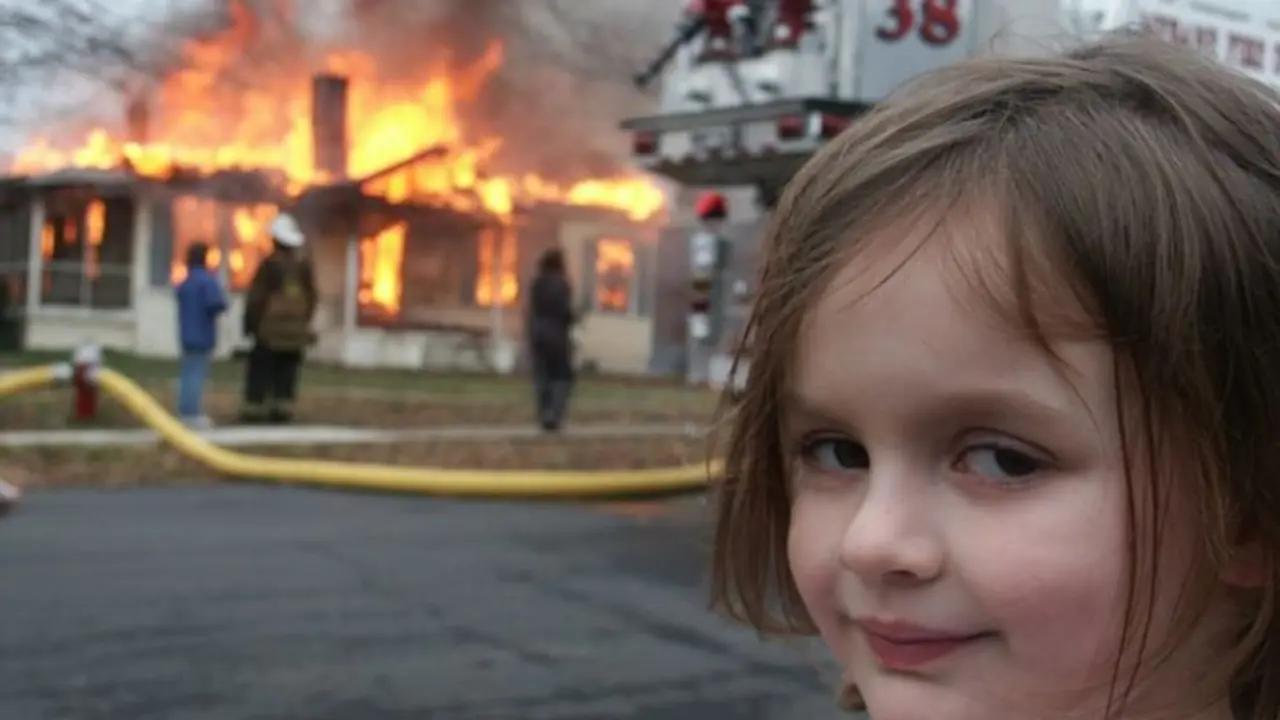 Imagen del meme "La chica del desastre". / RRSS.