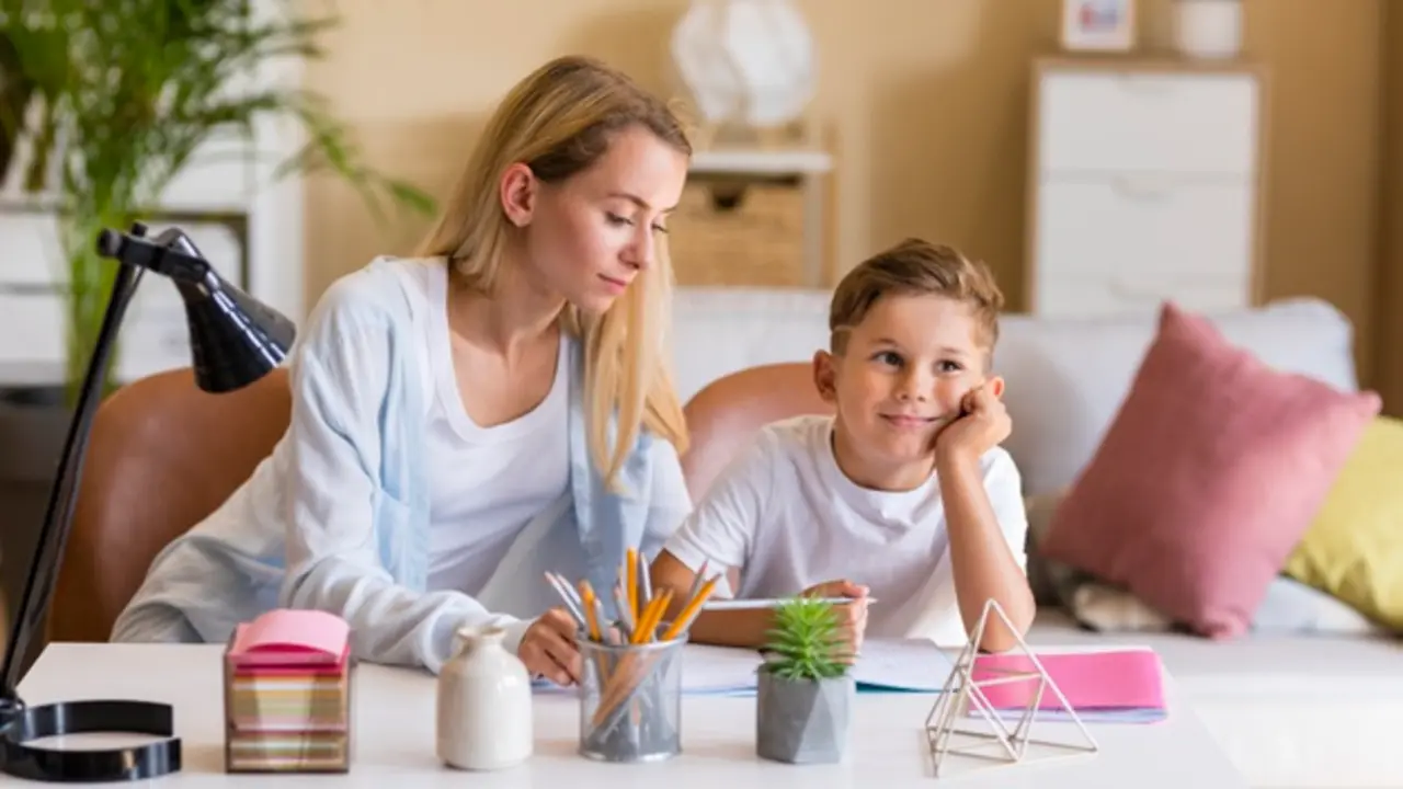 Madre e hijo haciendo actividades. / Feeepik.