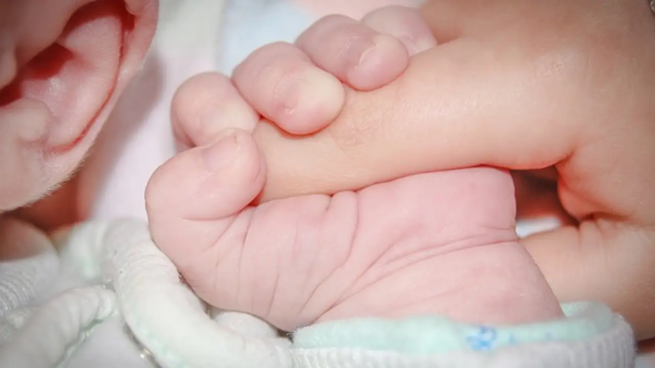 Un beb&eacute; sostiene el dedo de su madre. / Michal Jarmoluk en Pixabay