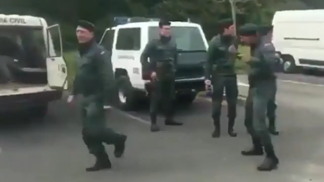 Captura del video de los supuestos guardias civiles /Twitter