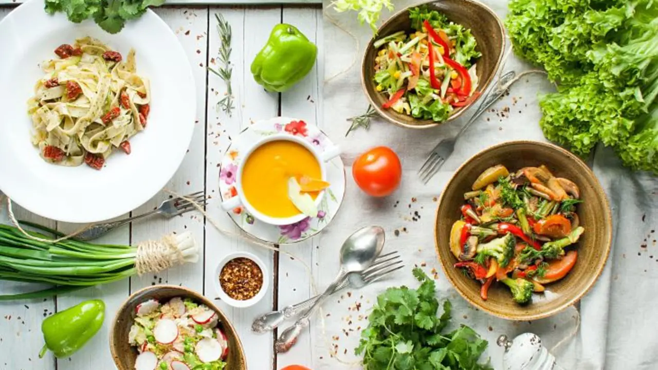 Platos de comida con vegetales. / Unplash