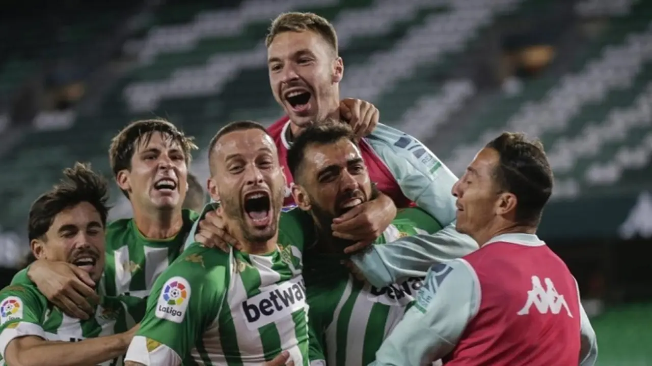 Los jugadores b&eacute;ticos celebraron con euforia el triunfo ante el Granada. / realbetisbalompie.es